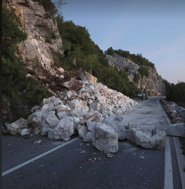 Nastavljeno čišćenje odrona i uklanjanje opasne stijene, Ivanišević: Nadam se da će do kraja dana biti otvoren put Budva - Cetinje