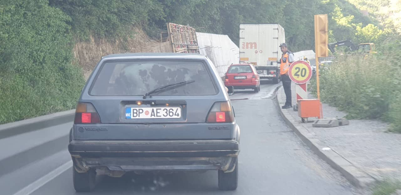 Čitaoci šalju: "Krajnje neobičan način transporta"