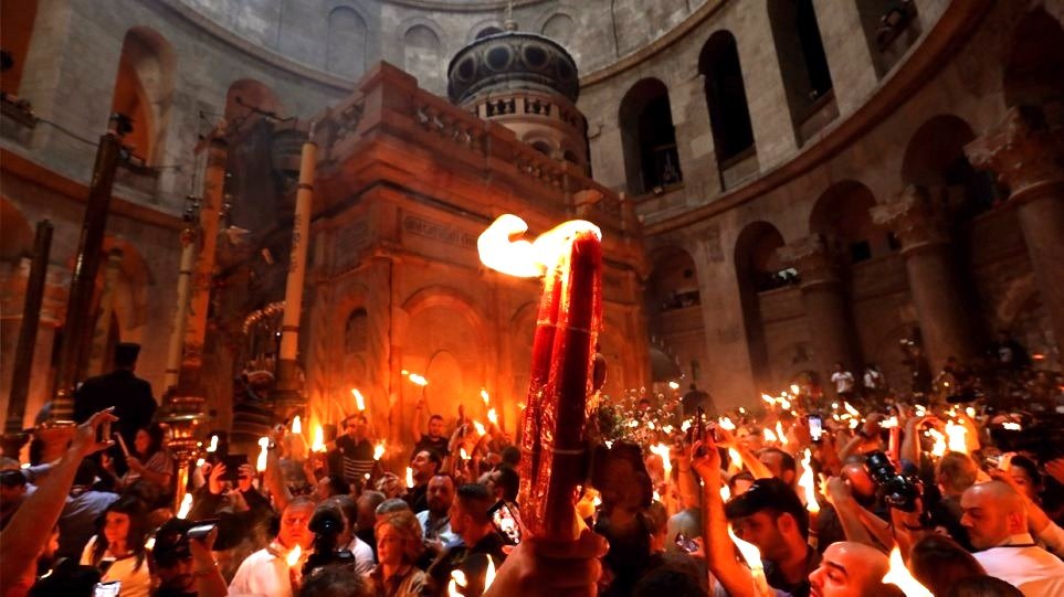 “Blagodatni oganj” vještački: Grčki sud oslobodio novinara tužbe dvojice arhiepiskopa