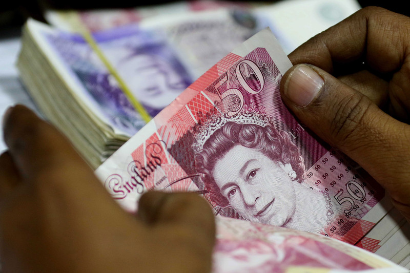 Nakon britanskih izbora funta ojačala, dolar oslabio
