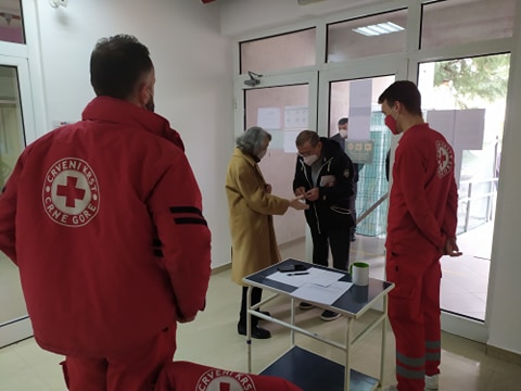 Volonteri CKCG angažovani na punktovima i u nacionalnom call centru za vakcinaciju