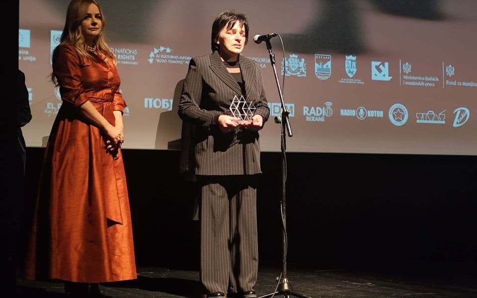 Vesna Pejović dobila priznanje CGO-a: Ćutnja institucija mi je ostavila jedinu alternativu - da stojim na ulici