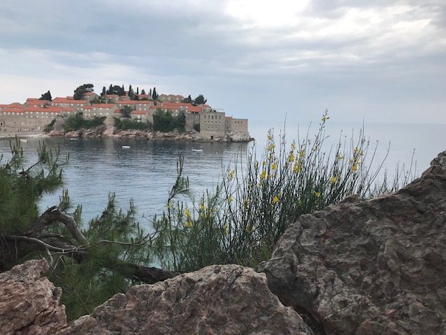 Protest u Budvi zbog najave dogovora Vlade i zakupca hotela Sveti Stefan