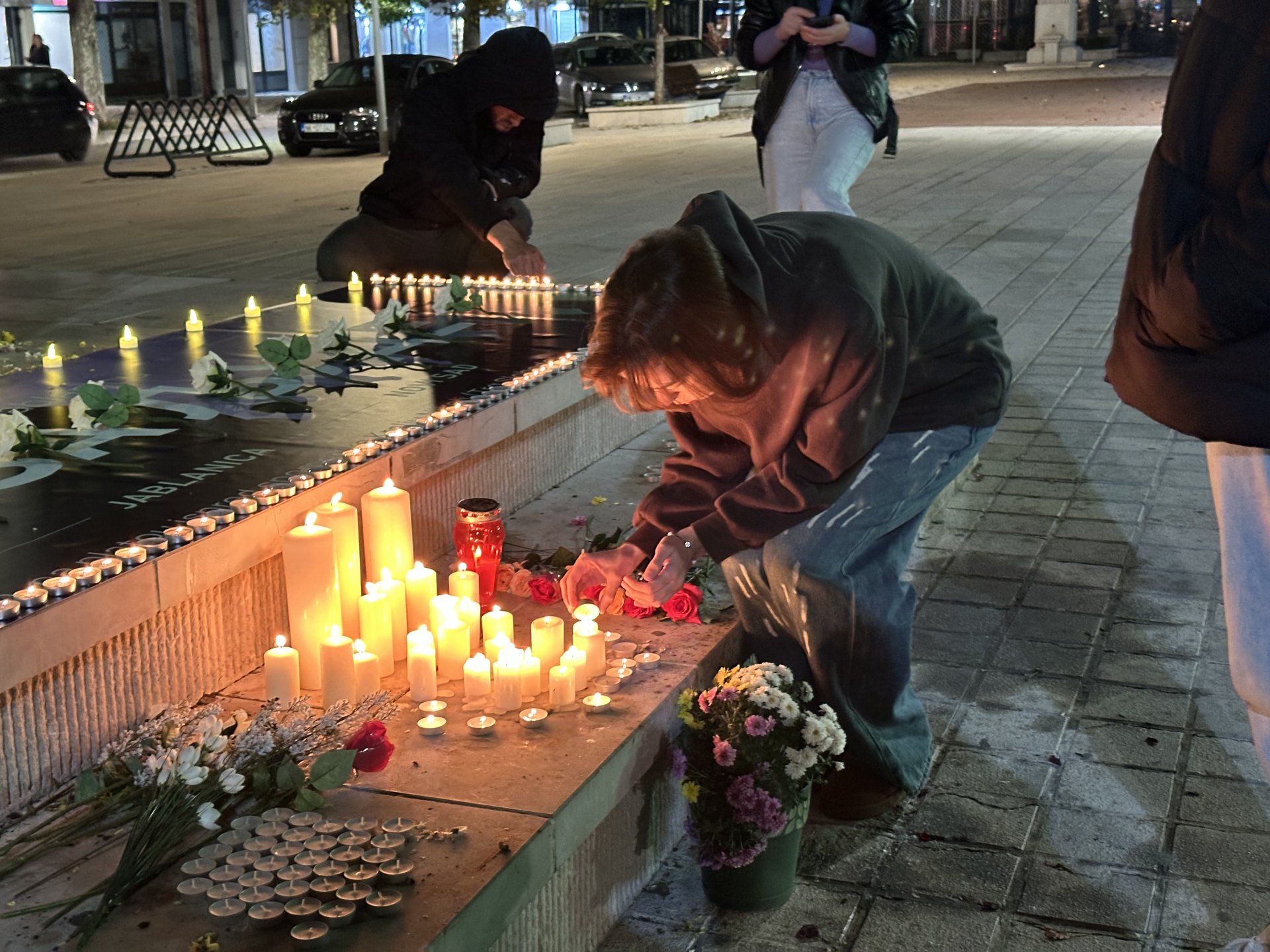 Nikšićani palili svijeće za Novi Sad i Jablanicu