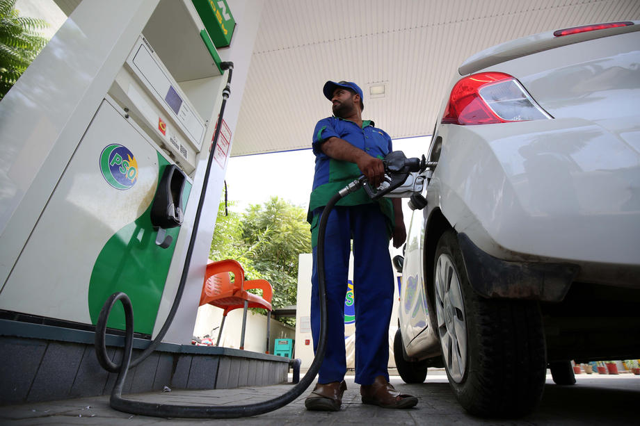 Sindikalci i poslodavci saglasni: Traže da najskuplje gorivo košta 1,1 euro