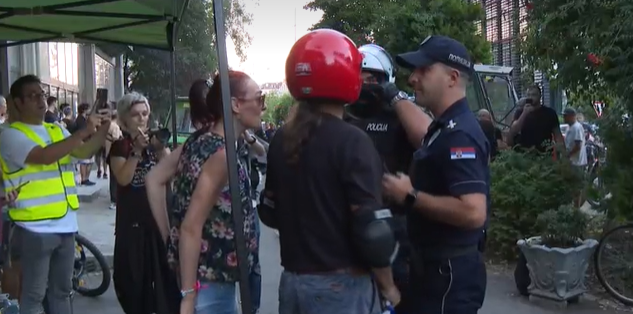 Napeto u Novom Sadu: Dekan pustio policiju u zgradu Filozofskog fakulteta, stigla i Žandarmerija