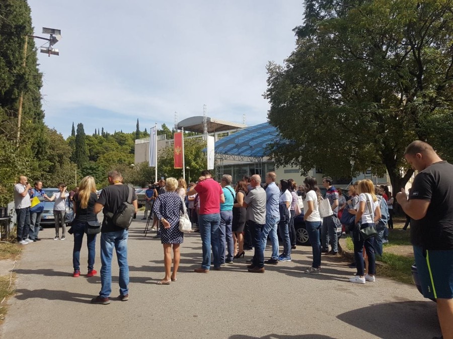 Mirno okupljanje: Prosvjetari izložili svoje zahtjeve, čekaju odgovor