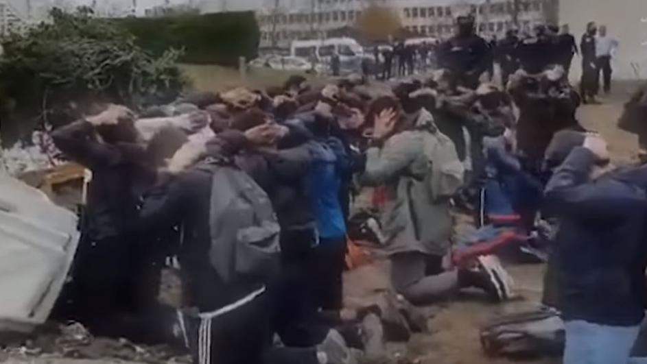 Snimci šokirali javnost: Francuska policija tjerala učenike da kleče u redovima
