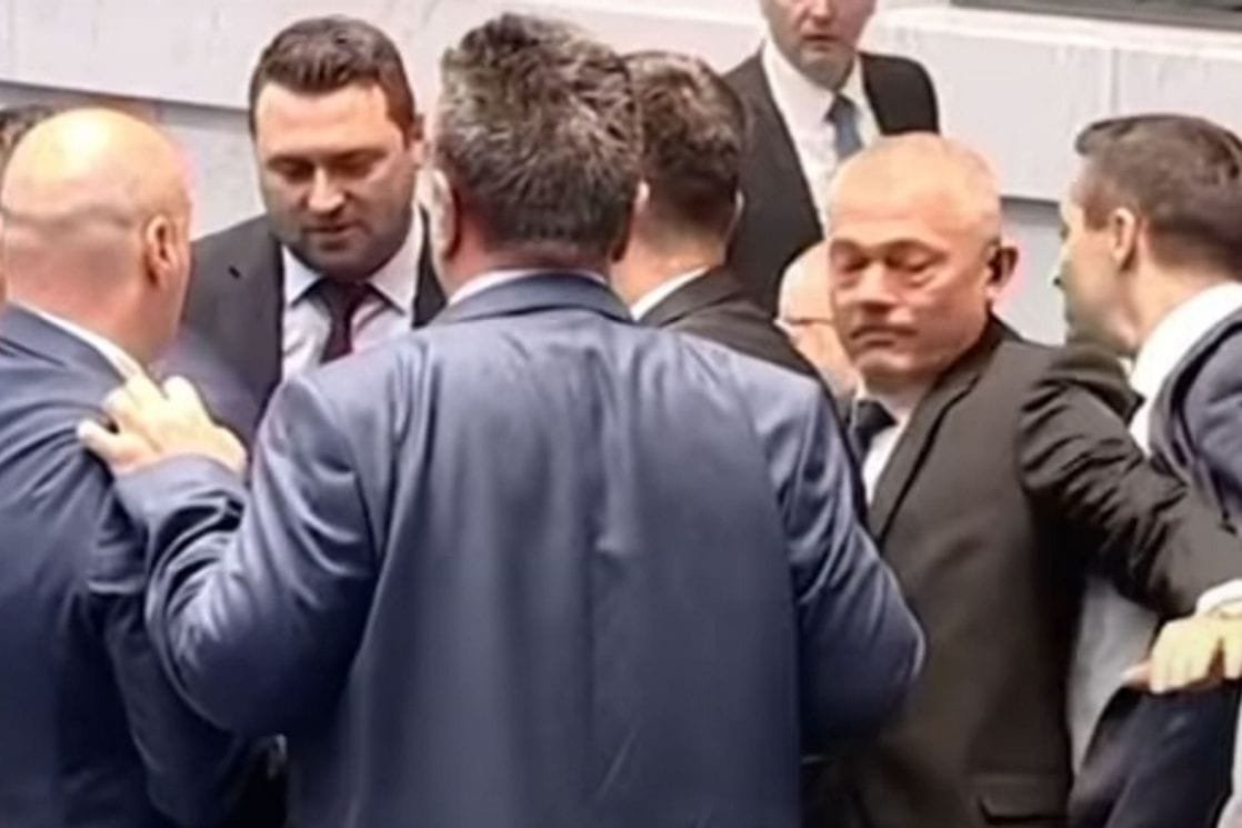 Pogledajte haos u bugarskom parlamentu: Poslanici blokirali govornicu i pobili se