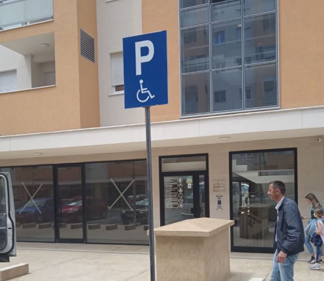 Počela ugradnja vertikalne signalizacije za potrebe parking mjesta za osobe sa invaliditetom