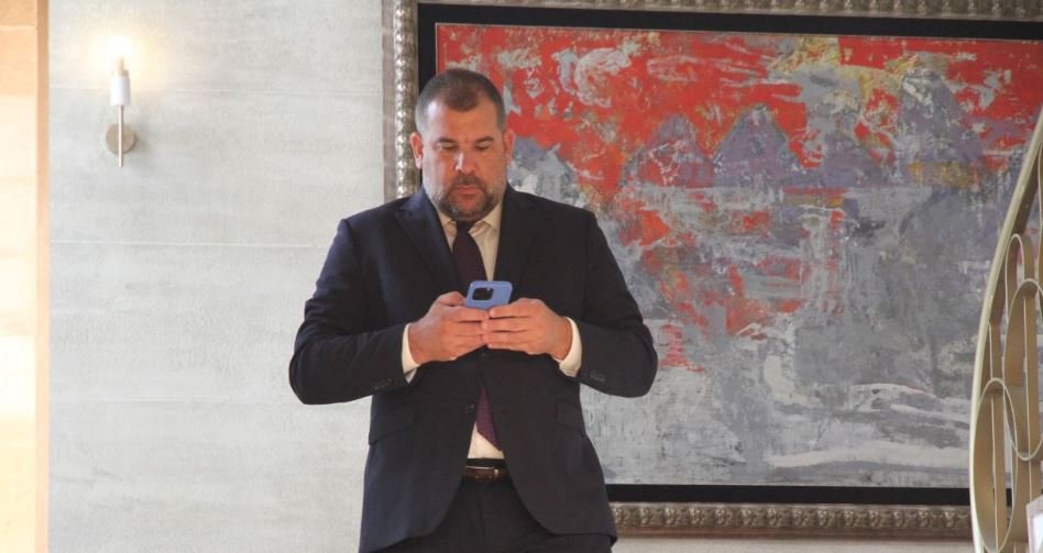 Dok je Krapović na zvaničnim sastancima u Njujorku, njegova supruga šeta Menhetnom; Plaćaju li to građani?