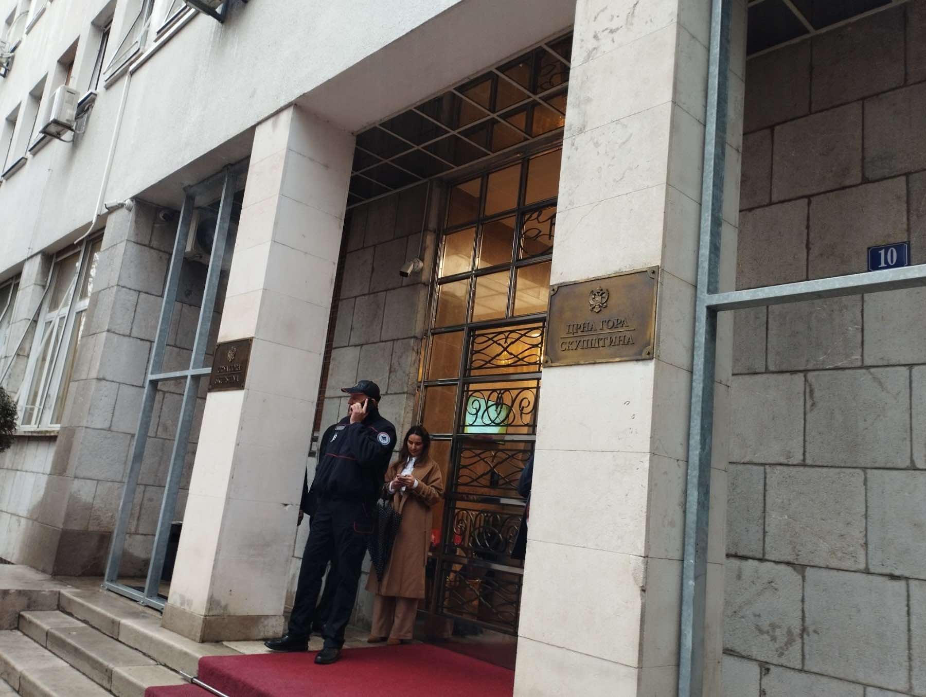 U Skupštini i oko zgrade Skupštine pojačano prisustvo policije