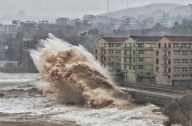 Snažan tajfun pogodio Kinu, 13 poginulih, evakuiše se stanovništvo, letovi otkazani