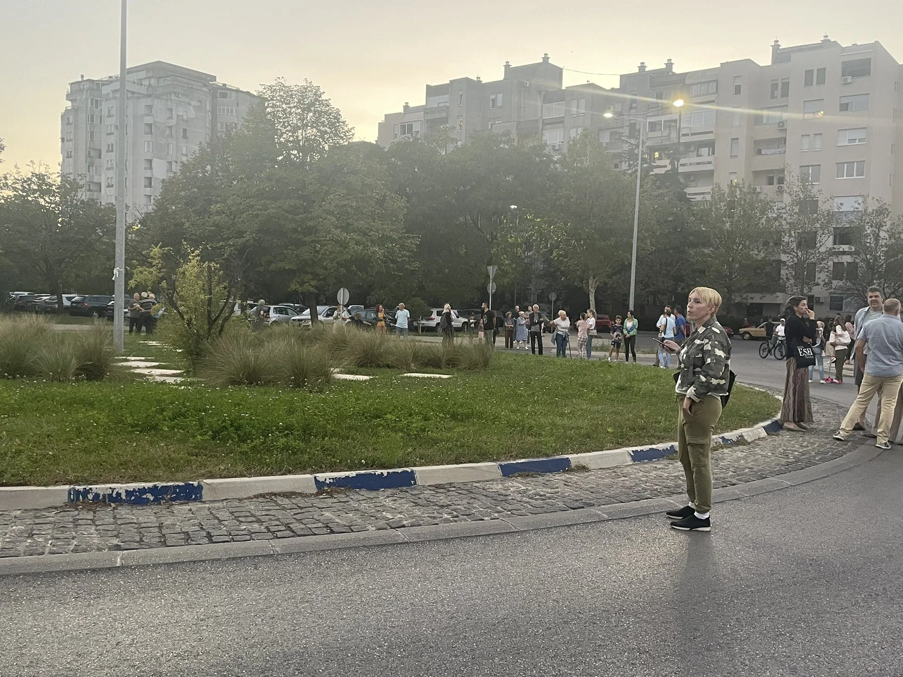 Grupa građana blokirala saobraćaj na kružnom toku u Bloku V