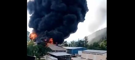 Priboj: Požar u fabrici, jake eksplozije, evakuisana obližnja bolnica