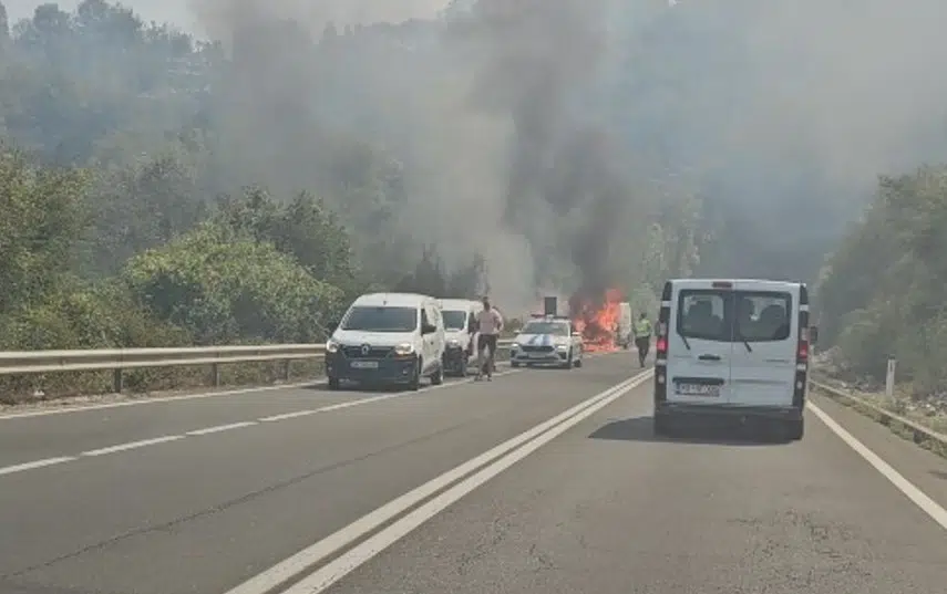 Put NK-DG: Zapalio se kombi, požar se proširio na rastinje pored puta