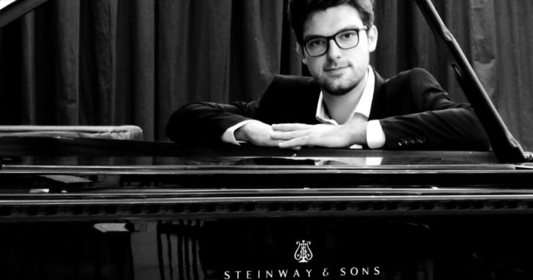 Koncert Sima Šiševića, mladog crnogorskog pijaniste na platou ispred Dvorca kralja Nikole
