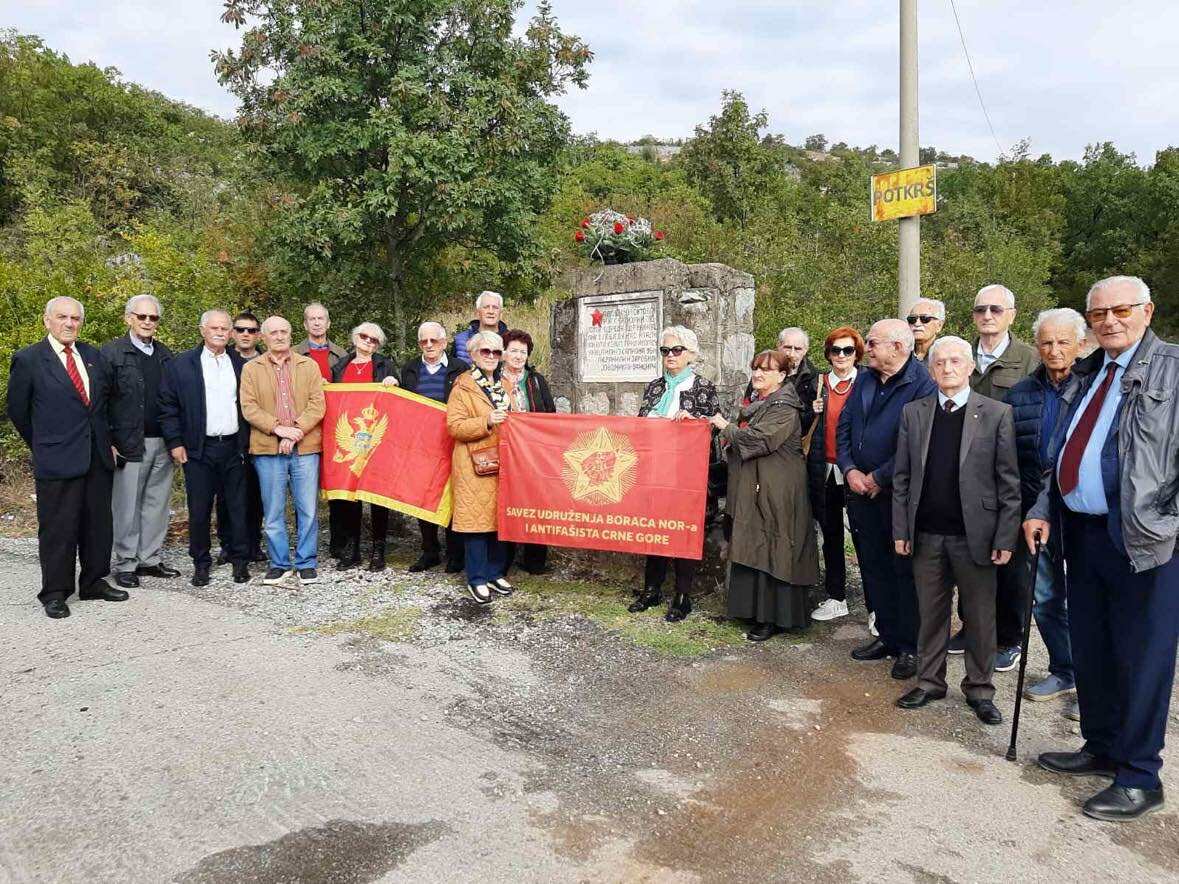 Članovi Udruženja boraca NOB i antifašista Podgorice posjetili Jelin dub: Položen vijenac na spomen ploču