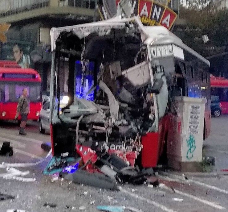 Haos na Slaviji: Autobus udario u banderu, tramvajski i trolejbuski saobraćaj ukinut