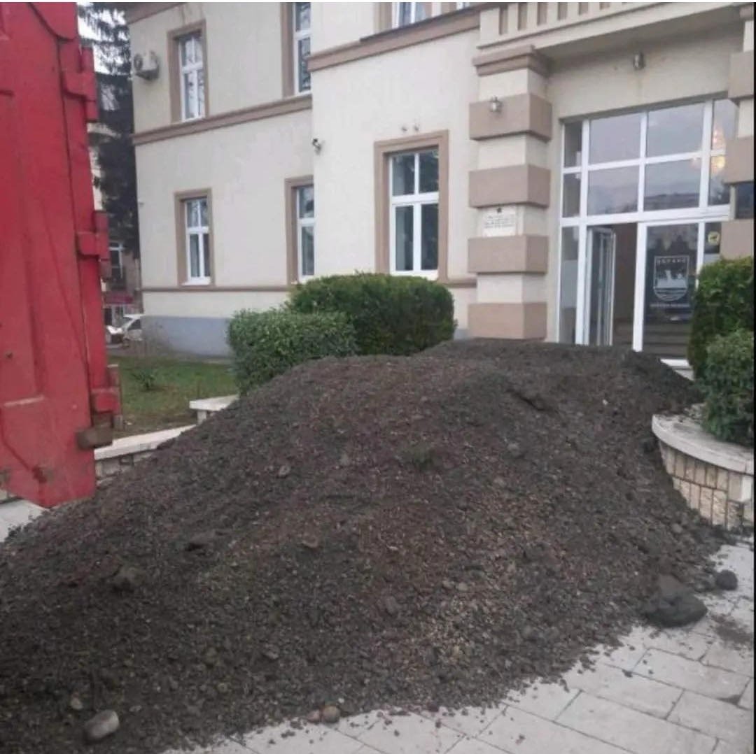 U znak protesta istovaren kamion šljunka na ulaz u zgradu Opštine Berane