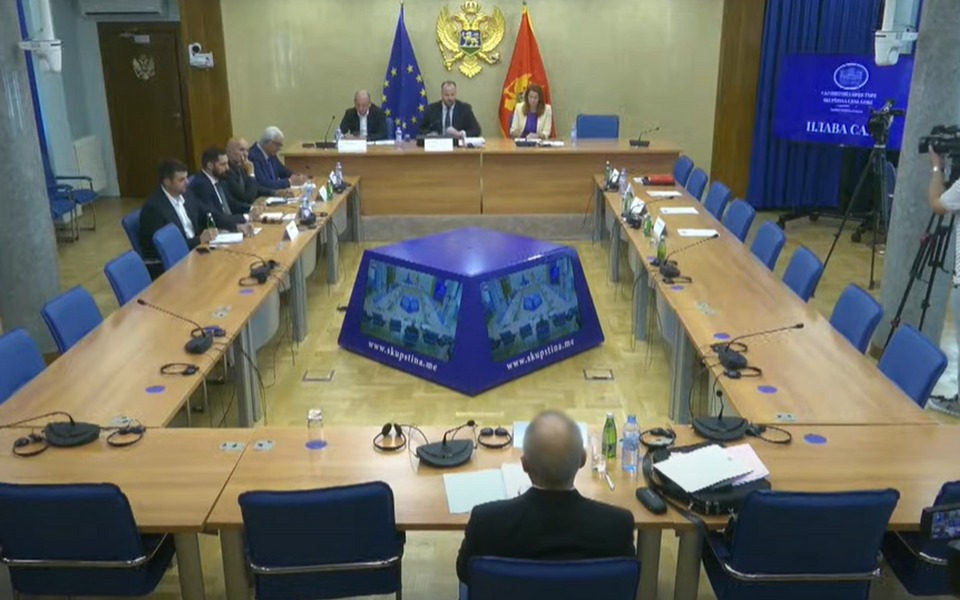 Povampirenje mrtve politike blaćenjem pokojnika