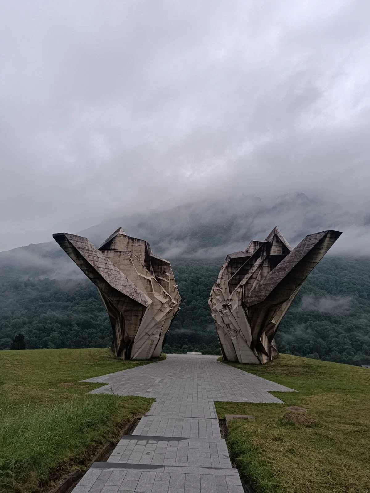Sutjeska - poraz i pobjeda čovječnosti