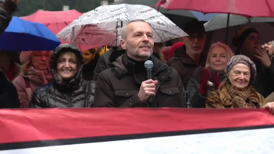 Olenik za Antenu M: Jedan veliki miting može da razbije Vučićev režim, od jeseni očekujemo više ljudi na ulicama i promjenu strategije protesta