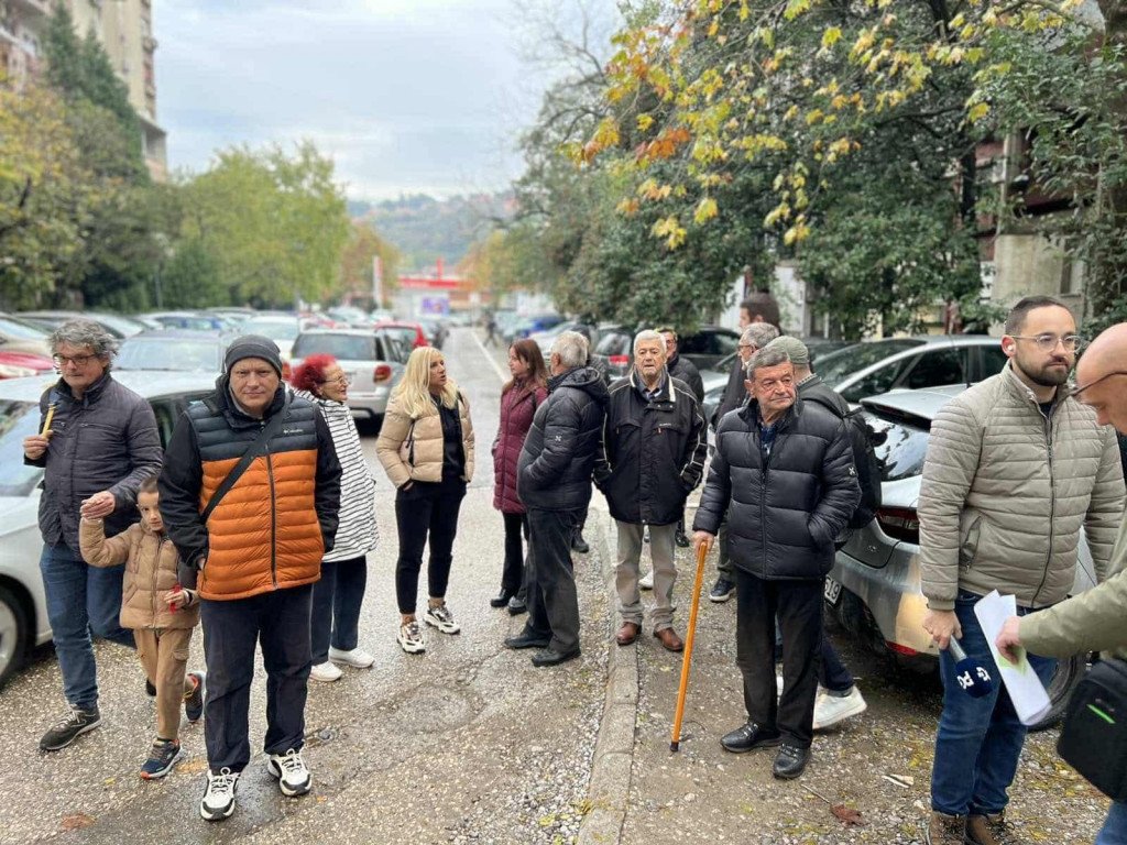 Protest stanara u Bloku 5: Ne dozvoljavaju postavljanje stubića, traže rampu