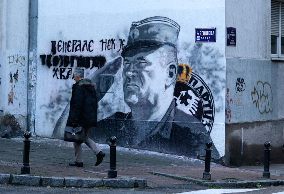 Dvojica mladića čuvaju mural Mladiću, prijetnje ekipi N1 da prekine da snima