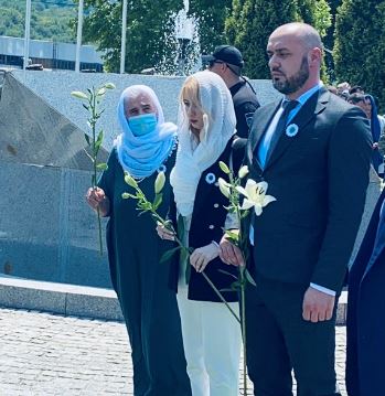 Hadžić odao počast žrtvama genocida u Srebrenici