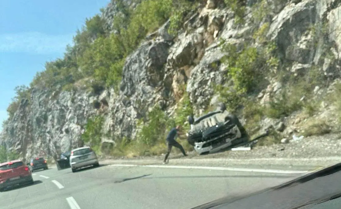 Nezgoda kod tunela Mekavac, automobil završio na krovu