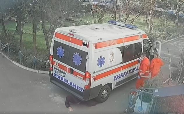 Bizarna nesreća u Srbiji: Hitna pomoć udarila ženu, nijesu primijetili da je pod vozilom