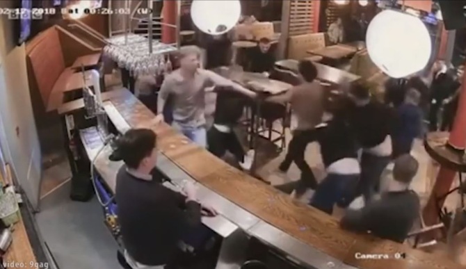 Kad izbije tuča u engleskom pabu: Ne zna se ko koga bije