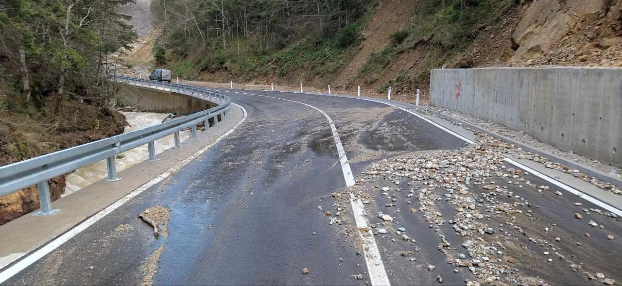 Pogledajte snimke i fotografije: Nevrijeme uništilo tek rekonstruisani put Mojkovac - Lubnice, dionicu Mojkovac - Vragodo