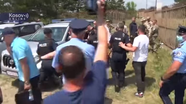 Kosovo: Priveden Podgoričanin jer nije dao da pretresu monahinju, oglasio se i Krivokapić