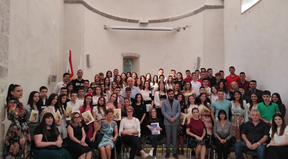 Jokić dodijelio učenicima Luče u crkvi Svetog Pavla