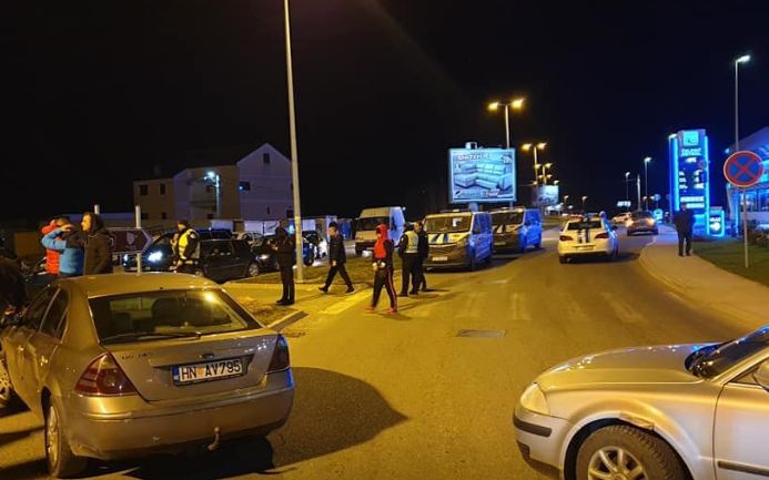 Nekoliko pravaca odblokirano, više osoba privedeno, policija kamenovana