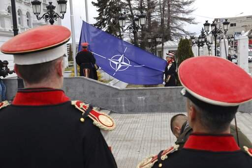 NATO zastava se vijori ispred vlade