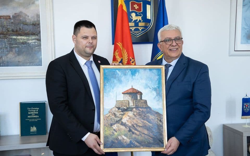 Kovačević poklonio Mandiću sliku kapele na Lovćenu