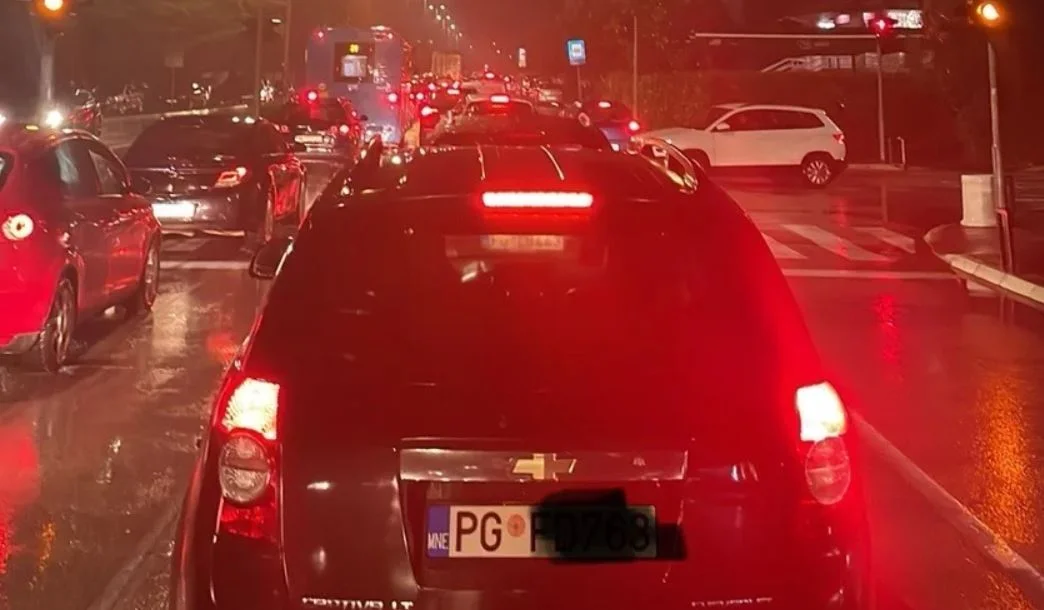 Lančani sudar poslije Vezirovog mosta, prema Zagoriču; kiša i "crni petak" - Saobraćajni kolaps u gradu