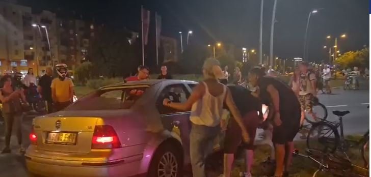 Novi Sad: Pokušao da probije blokadu, polomili mu zadnje staklo
