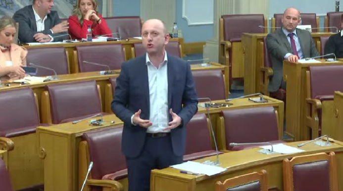 Knežević: Profesor Radovan Mihailović je član DNP; Abdić: Znate đe bi bili ti profesori da ima ministra prosvjete- doma