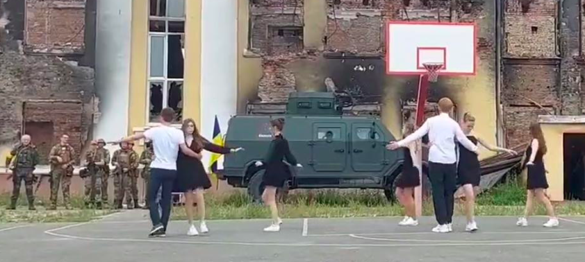 Pogledajte: Harkovski maturanti kraj školske godine obilježili valcerom pored svoje u ratu razrušene škole