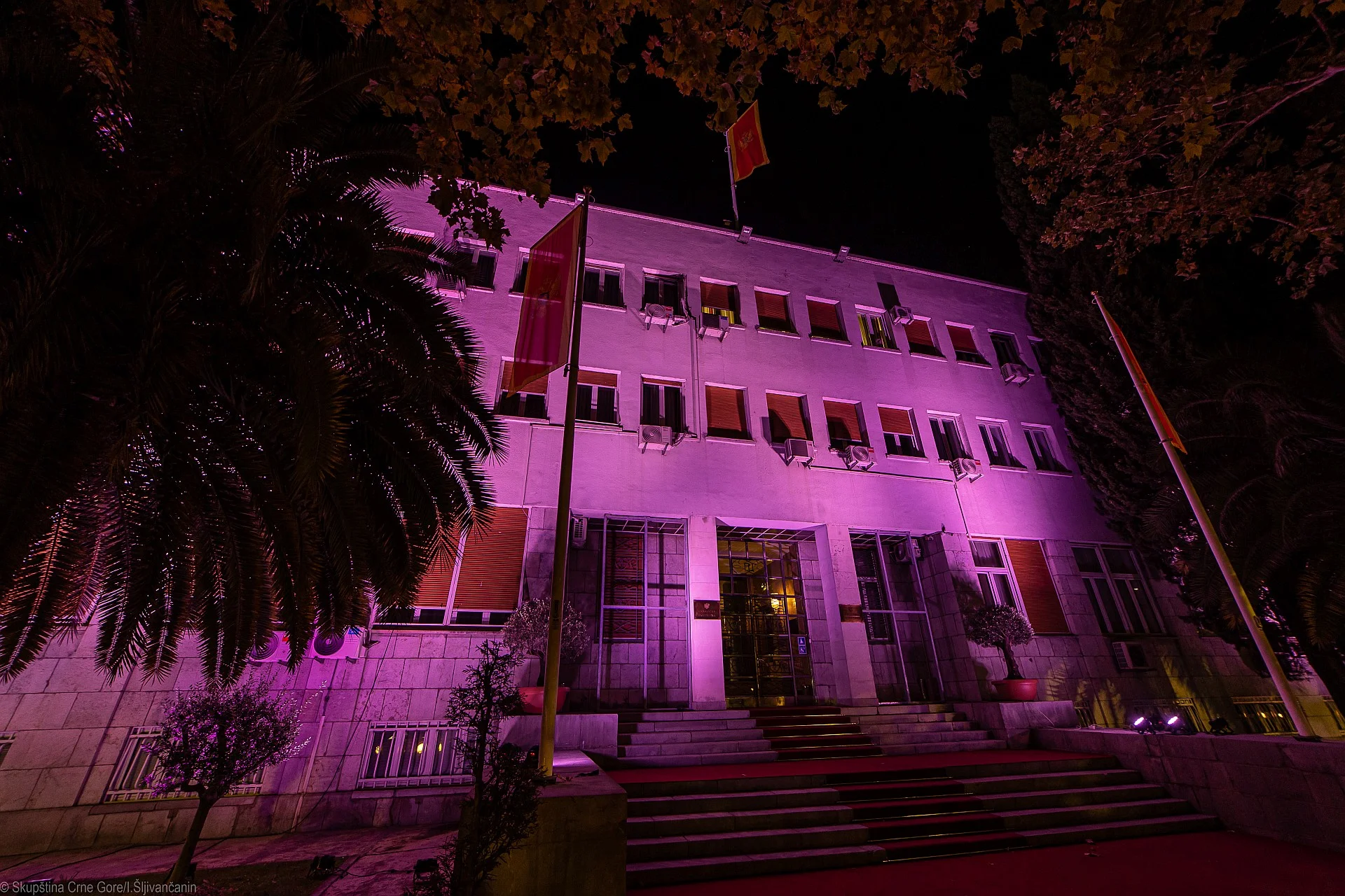 Skupština osvijetljena ružičastom bojom u znak Ružičastog oktobra
