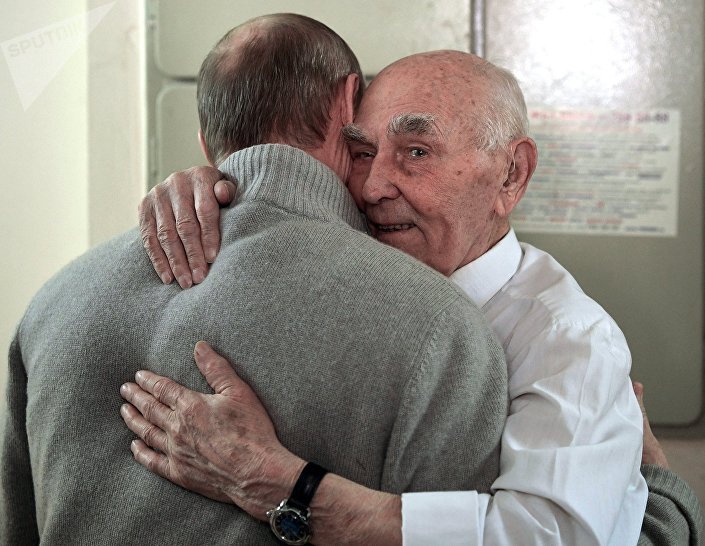 Bilo je i TORTE: Putin posjetio bivšeg šefa iz KGB-a