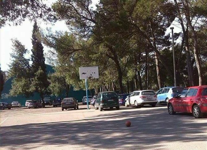 Novi izum Podgoričana: Sportski tereni kao parking mjesta, što da ne?