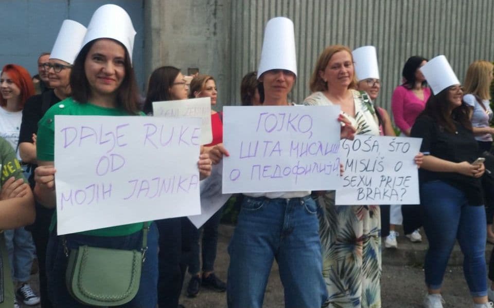 Protest ispred RTCG zbog debate o abortusu: Gojko, šta misliš o pedofiliji?