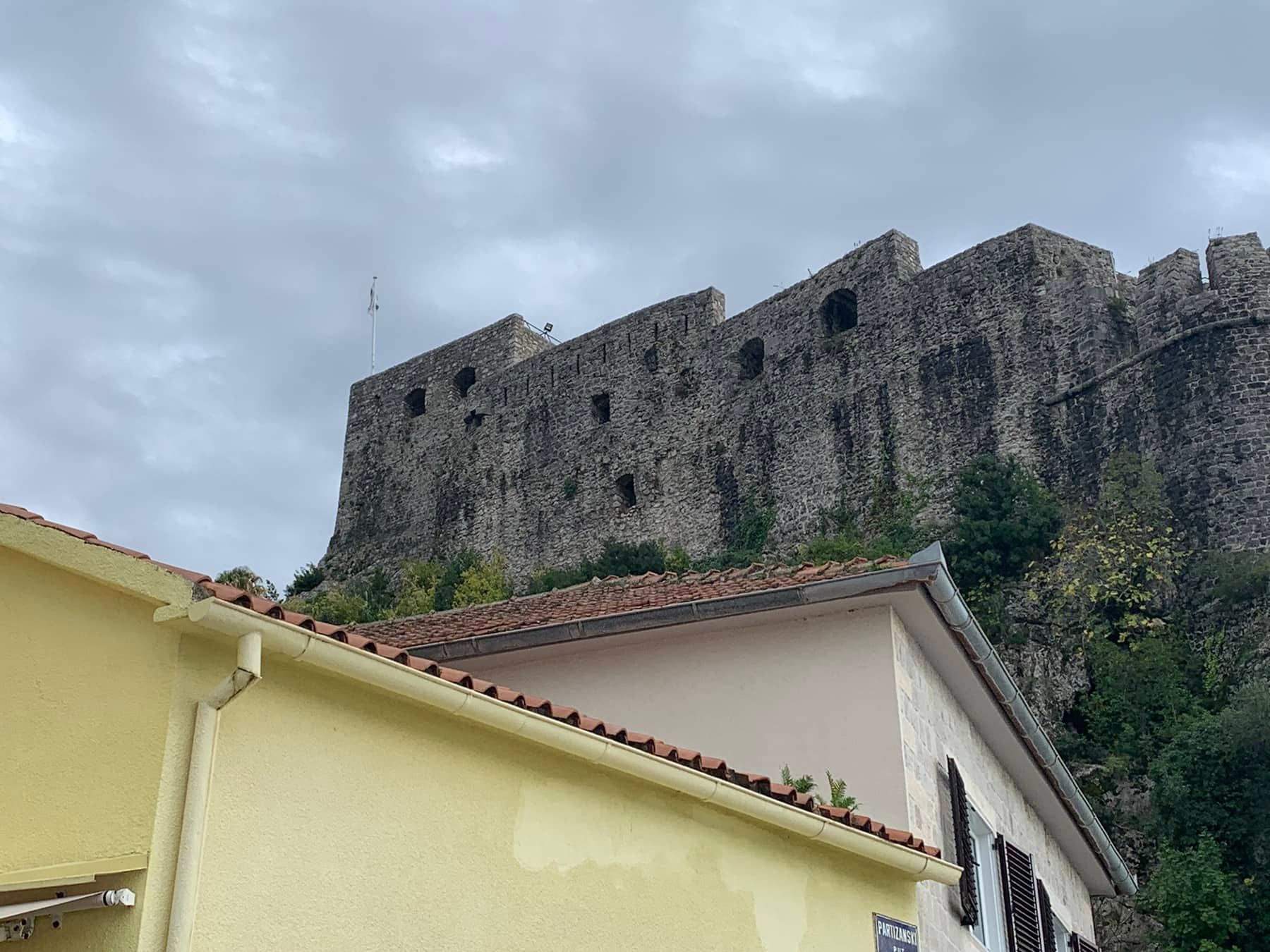 Vjetar ili politika - ko je oduvao crnogorsku zastavu sa tvrđave u Herceg Novom?