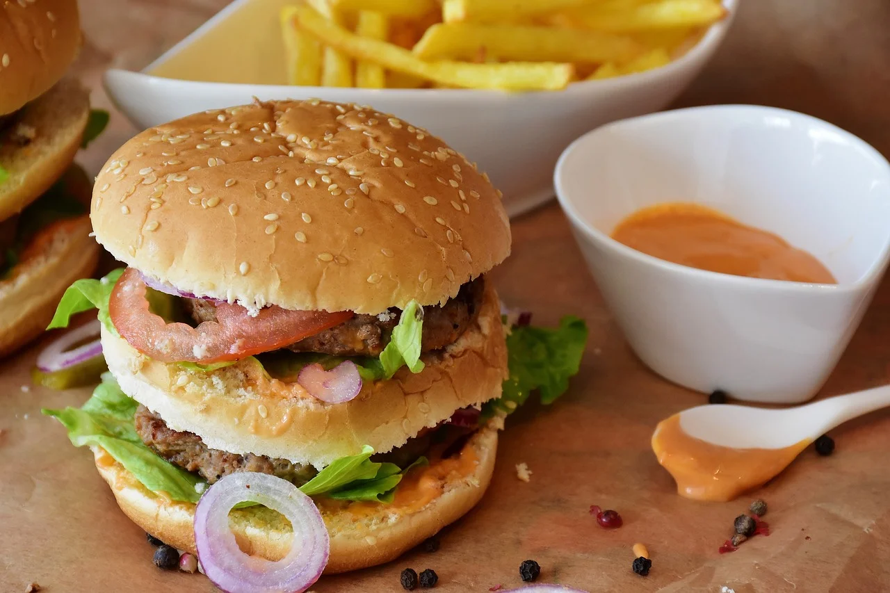 Neočekivani spoj ukusa: Džejmi Oliver otkrio recept za najbolji burger sos