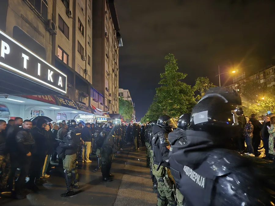 Novi Sad: Tenzije i incidenti ispred prostorija SNS, nekoliko demonstranata povrijeđeno, policija intervenisala